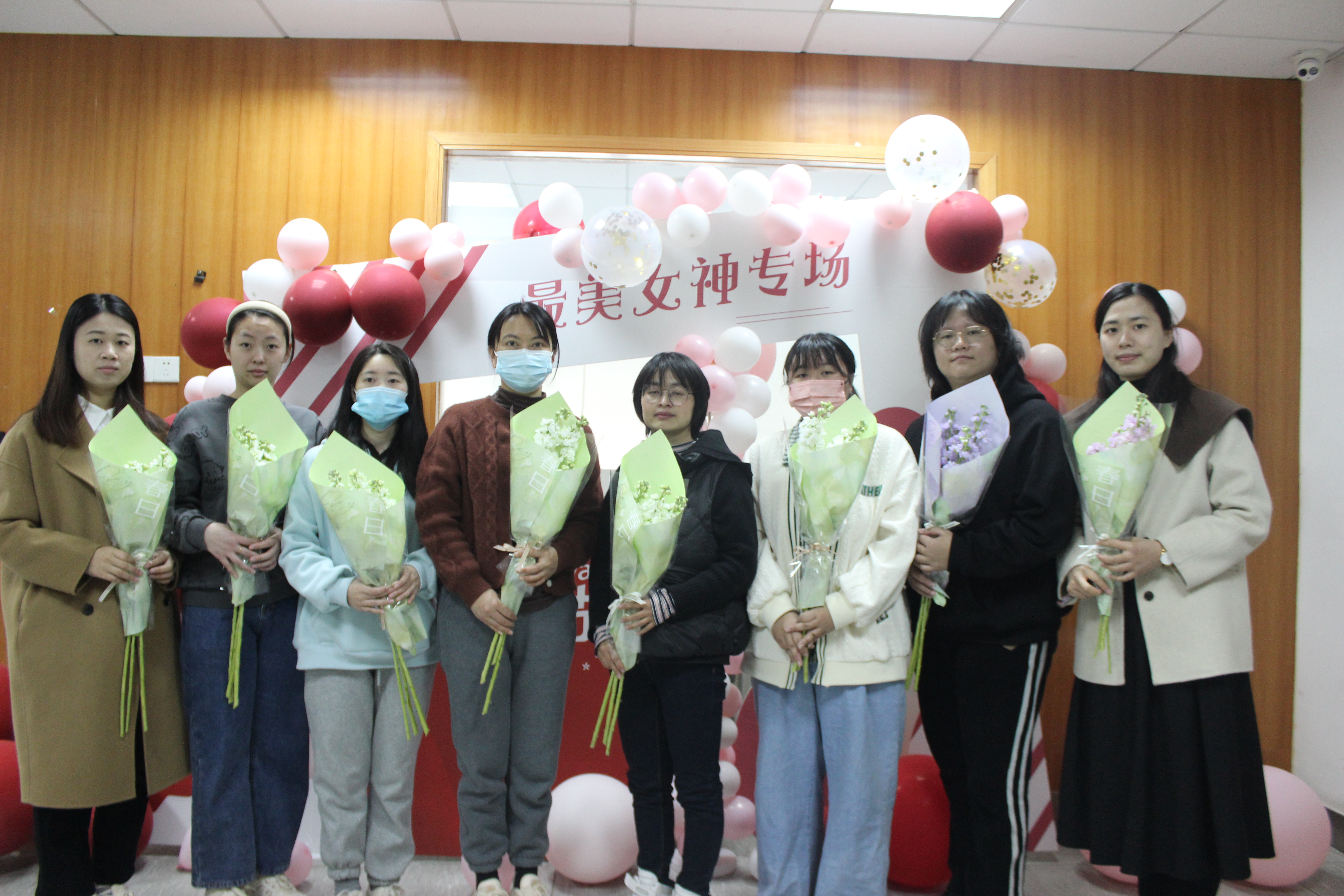 花開(kāi)三八，時(shí)光明媚——女王節快樂(lè )！